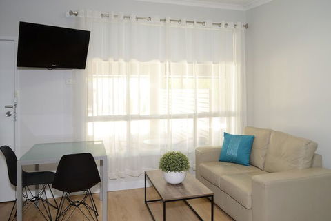 Motel On Alpine - Accommodation Broadbeach 3