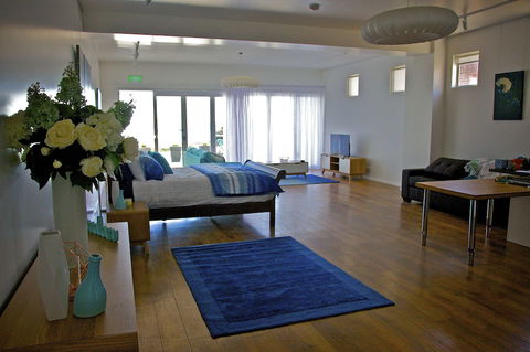 Penguin Beachfront Apartments - Accommodation Broadbeach 4