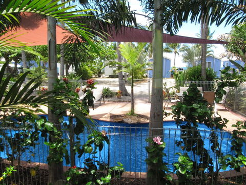 Tropical Beach Caravan Park - Accommodation Broadbeach 2
