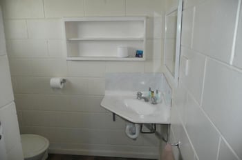 Ocean Breeze Units - Accommodation Broadbeach 2
