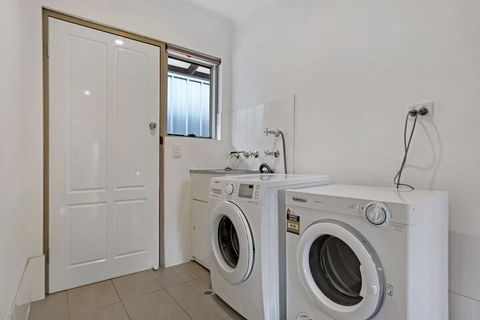 Adelaide Holiday Homes - Accommodation Broadbeach 2