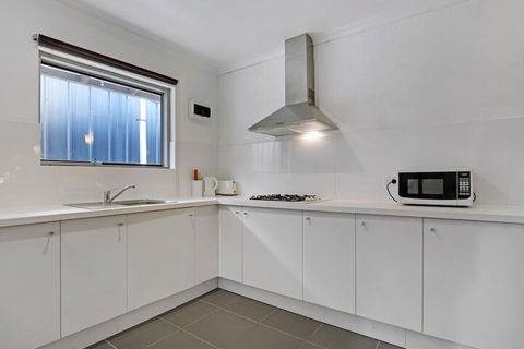 Adelaide Holiday Homes - Accommodation Broadbeach 5