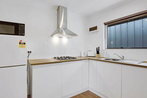 Adelaide Holiday Homes - Accommodation Broadbeach 4