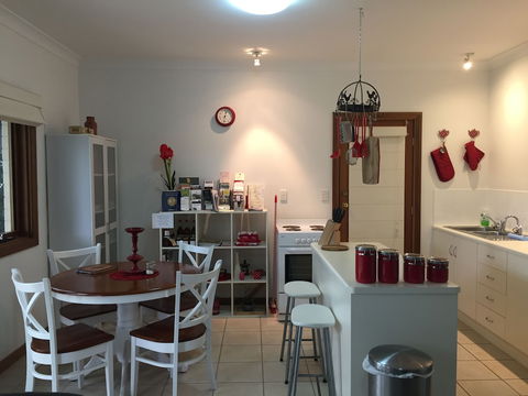 Clarevale Cottage B&B - Accommodation Broadbeach 4