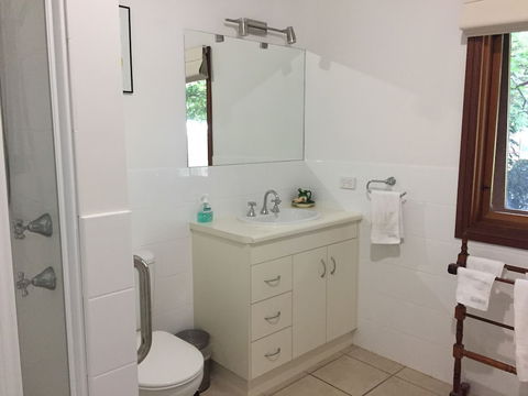 Clarevale Cottage B&B - Accommodation Broadbeach 3