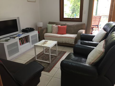 Clarevale Cottage B&B - Accommodation Broadbeach 2