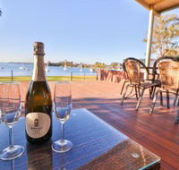 Lakefront Simplicity - Accommodation Broadbeach