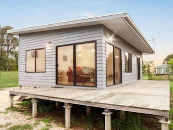 Gillum VIC Accommodation Broadbeach