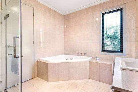 Quality Suites Point Cook Seasons 5 - Accommodation Broadbeach 7