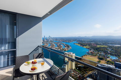 Meriton Suites Southport - Accommodation Broadbeach 2