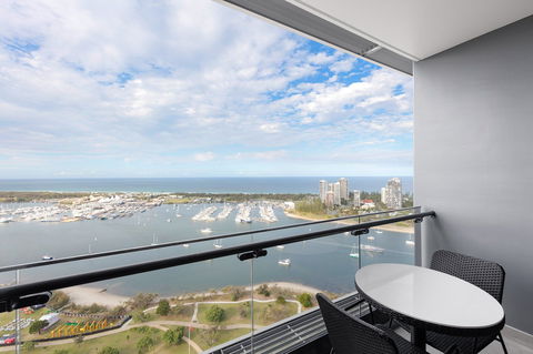 Meriton Suites Southport - Accommodation Broadbeach 7