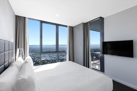 Meriton Suites Southport - Accommodation Broadbeach 11