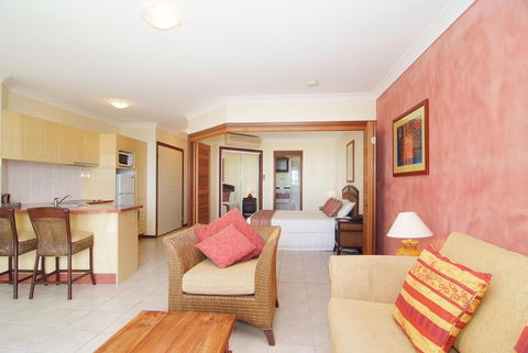 At Waters Edge Resort - Accommodation Broadbeach 2