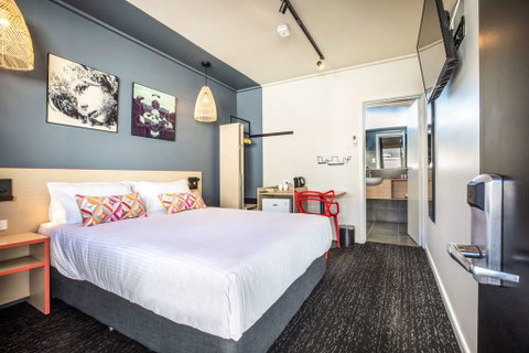 Monash Hotel - Accommodation Broadbeach 1
