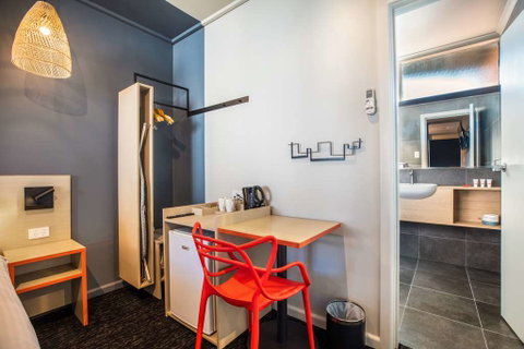 Monash Hotel - Accommodation Broadbeach 2
