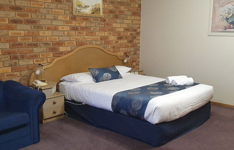 Pines Country Club Motor Inn - Accommodation Broadbeach 2