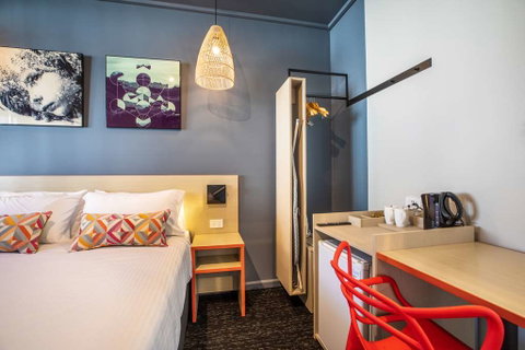 Monash Hotel - Accommodation Broadbeach 3