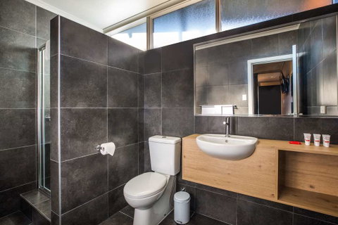 Monash Hotel - Accommodation Broadbeach 4