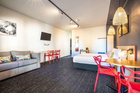 Monash Hotel - Accommodation Broadbeach 13