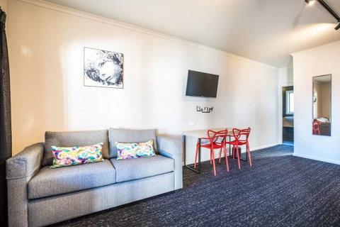 Monash Hotel - Accommodation Broadbeach 15