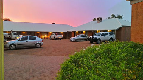 Mud Hut Motel - Accommodation Broadbeach 1