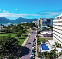 Holiday Inn Cairns Harbourside - Accommodation Broadbeach