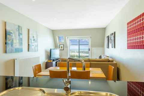Deep Blue Hotel & Hot Springs - Accommodation Broadbeach 1
