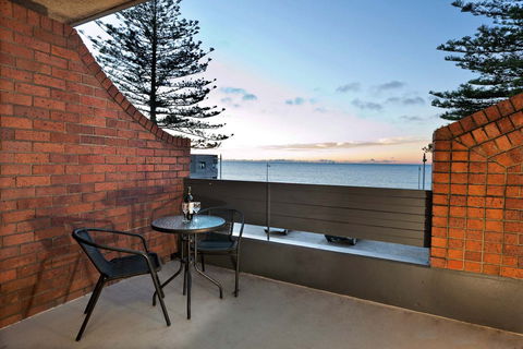 Beachfront Voyager Motor Inn - Accommodation Broadbeach 2