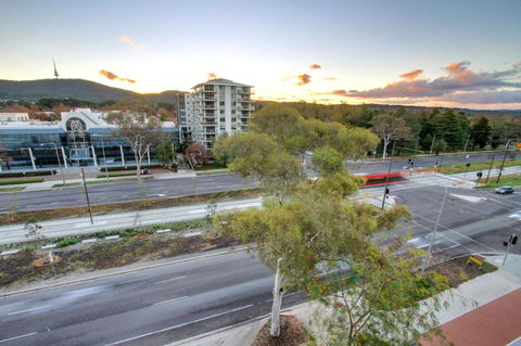 IQ Smart Apartments 704 Braddon ACT - Accommodation Broadbeach 6