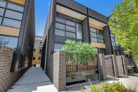 Accommodate Canberra - Parbery - Accommodation Broadbeach 4