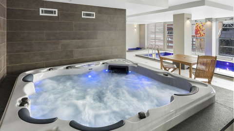 Oaks Adelaide Embassy Suites - Accommodation Broadbeach 2