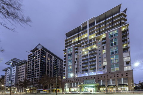 Oaks Adelaide Embassy Suites - Accommodation Broadbeach 0