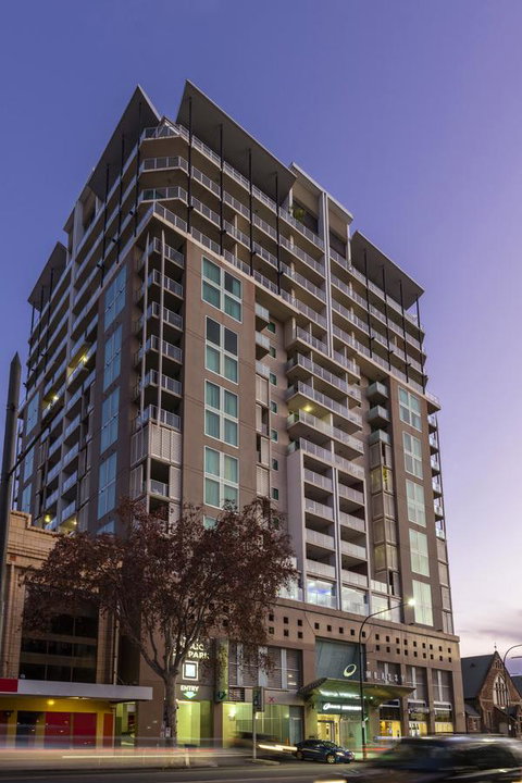 Oaks Adelaide Embassy Suites - Accommodation Broadbeach 9