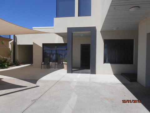 Atlantic West Beach Apartments - Accommodation Broadbeach 2
