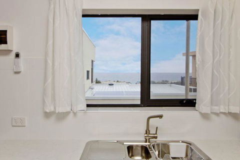 Atlantic West Beach Apartments - Accommodation Broadbeach 12