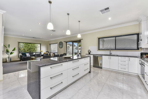 Accommodation On Lansell 2 - Accommodation Broadbeach 4