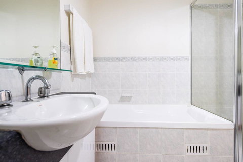 Executive 3 Bedroom Apartment + Internet + Parking - Accommodation Broadbeach 18