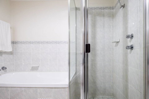 Executive 3 Bedroom Apartment + Internet + Parking - Accommodation Broadbeach 39