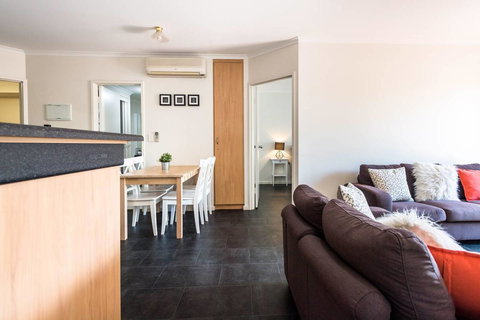 Executive 3 Bedroom Apartment + Internet + Parking - Accommodation Broadbeach 19