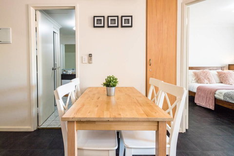 Executive 3 Bedroom Apartment + Internet + Parking - Accommodation Broadbeach 13