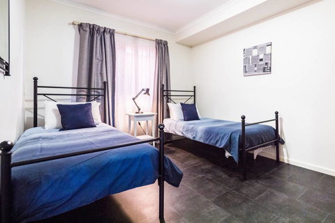 Executive 3 Bedroom Apartment + Internet + Parking - Accommodation Broadbeach 16