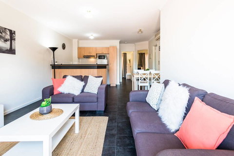 Executive 3 Bedroom Apartment + Internet + Parking - Accommodation Broadbeach 7