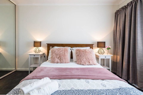 Executive 3 Bedroom Apartment + Internet + Parking - Accommodation Broadbeach 1