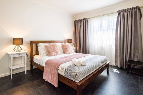 Executive 3 Bedroom Apartment + Internet + Parking - Accommodation Broadbeach 9