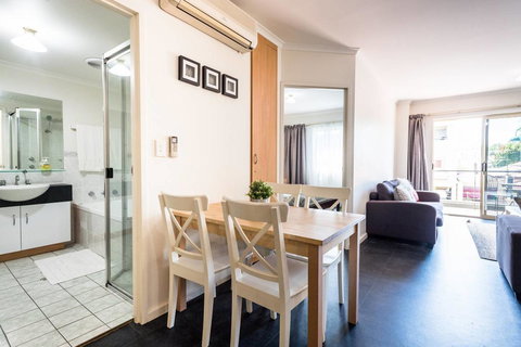 Executive 3 Bedroom Apartment + Internet + Parking - Accommodation Broadbeach 38
