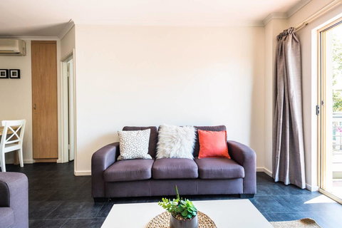 Executive 3 Bedroom Apartment + Internet + Parking - Accommodation Broadbeach 20