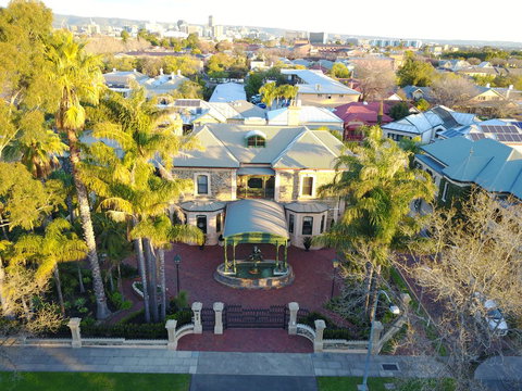 Grand Bluestone Mansion - Accommodation Broadbeach 1