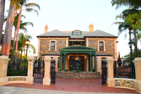Grand Bluestone Mansion - Accommodation Broadbeach 26