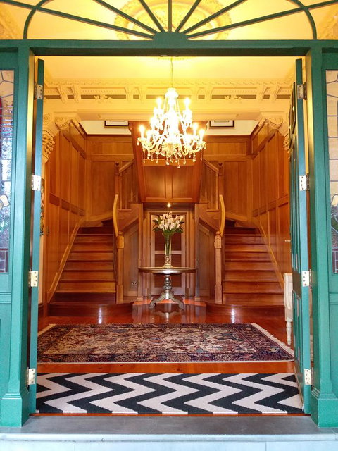 Grand Bluestone Mansion - Accommodation Broadbeach 2