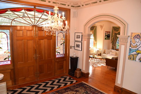 Grand Bluestone Mansion - Accommodation Broadbeach 3